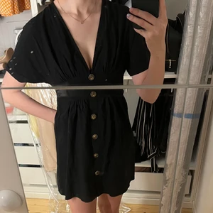 Svart klänning - Fin klänning från shein aldrig använd. Dragkedja på ryggen. Köparen står för frakten🤎