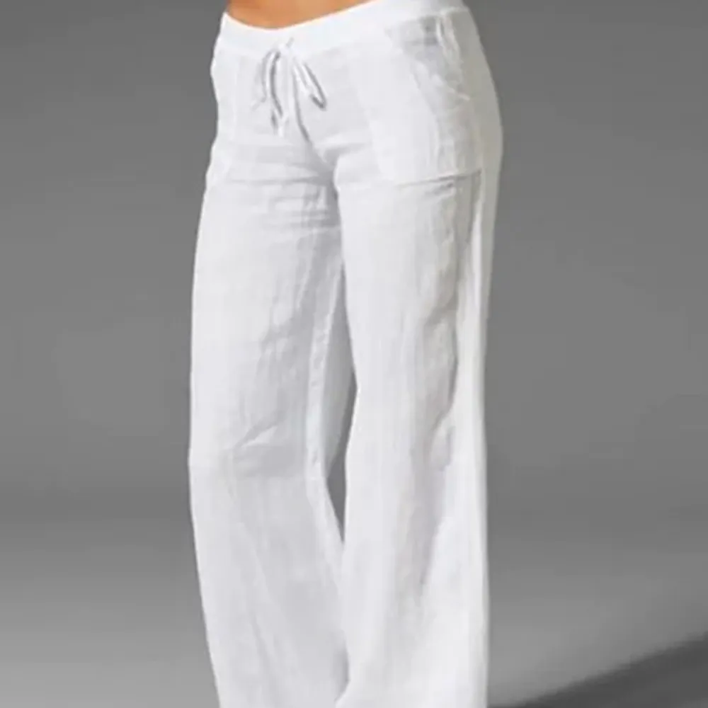 Säljer mina vita linnebyxor då dom inte kommer till användning. Perfekta till sommaren! Köparen står för frakten❤️. Jeans & Byxor.