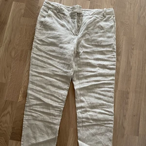 Byxor - Linnebyxor från zara! Har inga bilder på tyvärr då dom inte passade 