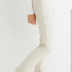 Hm skinnbyxor - Söker dessa skinnbyxor från hm som inte längre finns i min storlek tyvärr 🥺  har du ett par i storlek xxs eller xs som inte används, SKRIV TILL MIG! ❤️