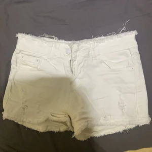 Short - Bought from a store in malysia. White and new. Price is of course discussed.❤️