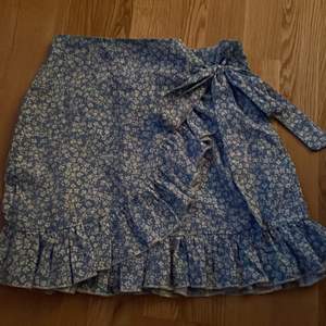 Blå kjol med blommor från shein den kostar 100 men jag säljer den för 35, den sitter väldigt fint och är i storlek s skulle säga att den är ganska liten i storleken, den har inga fläckar eller så. Köpare står för frakt