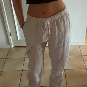 Linnebyxor!! - Fina beiga linnebyxor från Hm, köpta här på plick och säljs då de var tyvärr försmå💕storlek M men är mer som S. (Första bilden lånad av förra säljaren)