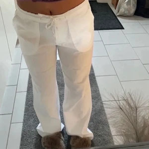 Linnebyxor - (Lånad bild)💓Säljer två par vita linnebyxor, helt oanvända med prislappar kvar. Har både storlek 34 och 36. Behöver ej köpa båda! Inte genomskinliga och sitter snyggt. Långa i benen på mig också. 400kr för ett par. 💓 skriv ett bud privat för det är många som är intresserade! 