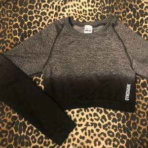 Gymstark topp i strl M svart/grå 150kr - Gymshark svart/grå topp i strl M  150kr.