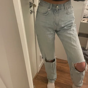 Jeans - Standard jeansen från Gina tricot, har 2 par så säljer dem som är minst använda.