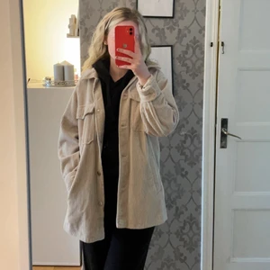 Jacka - Beige ribbad jacka, snygg nu till våren. Jag är 160