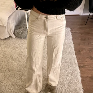 Monki jeans - Fina jeans ifrån Monki i beige/vit. Strl 24 men skulle säga att dom är lite stora i storleken 🤍