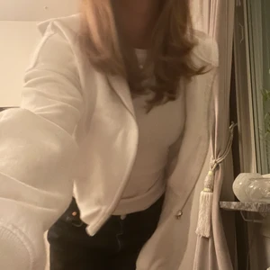 Kofta - Söt kofta med dragkedja!🤍 croppad i modellen och fint skick!