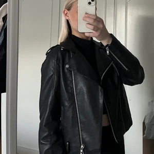 Skinnjacka - Säljer min svarta skinnjacka från lager157, nyskick. Storlek S, köparen står för eventuell fraktkostnad.