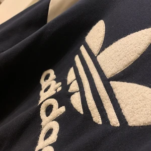 Adidas sweatshirt - Skön adidas tröja mörkblå/vit. Stl M, nyskick då den mest legat