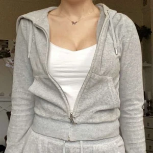 Grå juicy couture kofta  - Juicy kofta som inte används länge, storlek xs använd antal gånger! Säljs för 520kr+frakt❤️‍🔥,  metallbiten på ena snöret är lite löst men går att fästa själv