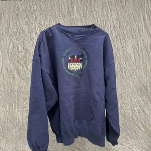 Mörkblå Sweatshirt i bra skick