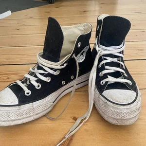 Converse chuck Taylor all star high - Intressekoll på mina höga Converse med hög sula. Storlek 39. Tvättar dem om någon är intresserad🙏🏼 högsta bud: 430 kr