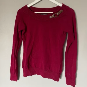Tröja från Ralph Lauren - Långärmad vinröd tröja med läderdetalj. 