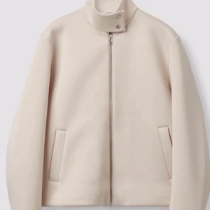 Cos jacka - Säljer min superfina jacka från cos, använd 2 gånger!! 🤍🤍🤍 ord pris: 1000 kr 