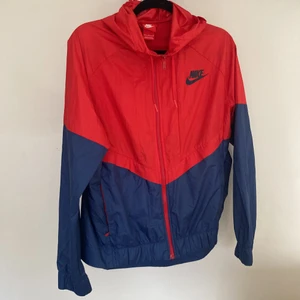 Vindjacka från Nike  - Vindjacka från Nike i fint skick! Storlek M.