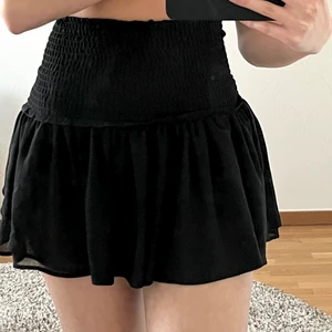 Svart volangkjol - Kort volangkjol i svart, passar perfekt till sommaren! Har använts 1 gång tidigare. Ingen retur. Alla plagg som säljs tvättas noga innan leverans! Det är bara att skriva om du har några frågor! <3