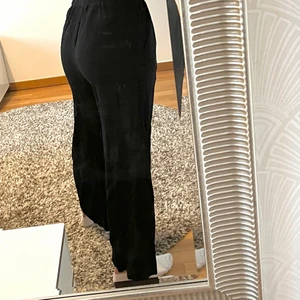 Svarta byxor - Svarta, mjuka byxor med bälte! Byxorna liknar linnebyxor men har dock annat material. Har använts fåtal gånger. Ingen retur. Alla plagg som säljs tvättas noga innan leverans! Det är bara att skriva om du har några frågor! <3