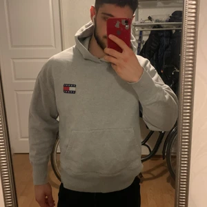 Tommy Hilfiger hoodie strlk L - Riktigt skön och bra passform köpt för 1000 kr förra året i Tyskland. Passar även folk som har M i storlek 