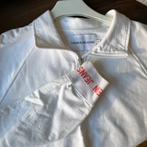 Calvin Klein tröja  - Säljer en Zip-up tröja från Calvin Klein, den är i en kortare modell med resår i midjan. Mycket bra skick! Storlek - M (liten medium) 