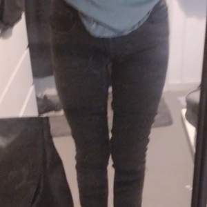 Svarta jeans storlek M