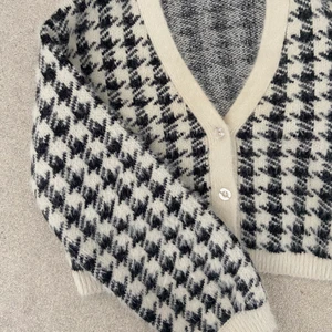 Stickad mönstrad kofta från NAKD  - Jättemjuk stickad kofta från NAKD med knappar, säljer för att den inte kommer till användning, i fint skick💕