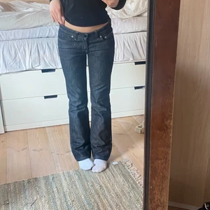 Jeans  - Snygga lågmidjade jeans i mörk nästan blåsvart färg, köpta på second hand. Bootcut i modellen! 