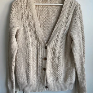 MANGO STICKAD KOFTA - Fin stickad kofta från Mango, bruna knappar, lite längre, går precis över rumpan. Bra skick