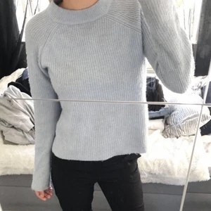 Stickad tröja  - Super skön ljus blå stickad tröja, i storlek XS. Köpt på Nelly. Fint skick! 