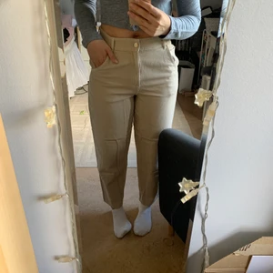 Beiga jeans  - Snygga jeans från H&M sparsamt använda. Bra längd för mig som är 163 
