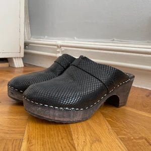 coola träskor - superfina träskor i svart ormskinnsmönster, storleken är ej specificerad men skulle säga att de passar en 38/39🌟 möts upp i stockholm!