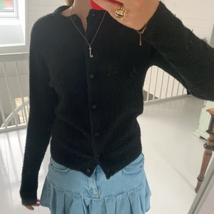Svart kofta - Svart stickad kofta. Lite nopprig 