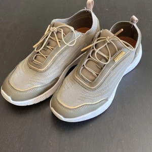 Sneakers i grön/grått  - Sneakers stl 38. Dasia. Använda en gång. 