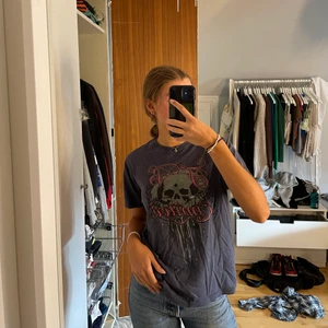 Blå T-shirt med tryck - Blå T-shirt med tryck i storlek S, 60kr+frakt! Kolla gärna in det andra jag säljer 