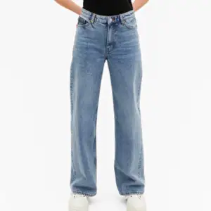 Populära jeans från Monki 🫶🏼 Fint skick, köpta för 400kr, säljer för 300kr. Storlek 31, vilket motsvarar storlek 40 i Europeisk storlek🤍