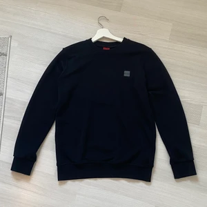 Hugo boss tröja strl M - Hugo boss tröja strl M ( kan passa strl S också). Kan diskutera om priset. Köparen betalar frakten.