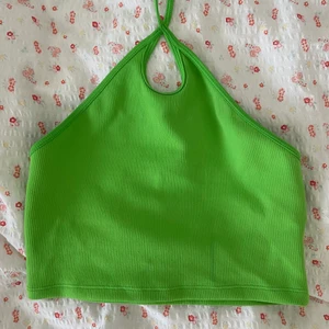 topp - fin neongrön topp från zara som man knyter i nacken, använd endast en gång, på andra bilden ser ni hur den sitter på fast i en annan färg👌säljer även en svart!