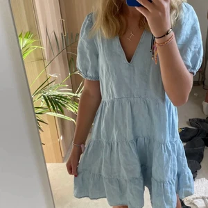 Zara klänning  - Superfin klänning som dessutom inte säljs längre, jättefint skick! Buda från 200kr, storlek xs men skulle säga att den passar S också då jag oftast bär S💗KÖPAREN står för frakt (lånad bild)