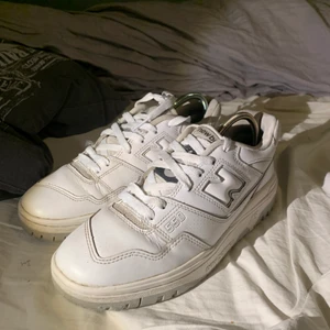 New Balance 550 - New Balance 550 storlek 39,5 skick 8,5/10 bara lite creases. Sparsamt använda i typ 1,5 månad. Nypris ca 2500kr mitt pris 900kr som kan diskuteras vid snabb affär:)