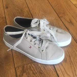 Tommy Hilfiger skor - Ett par Tommy Hilfiger skor i storlek 36. De är i väldigt fint skick och är bara använda två gånger.