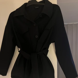 Jacka  - Svart tunnare jacka från Gina Tricot som ny. Lite längre och snöre i midjan 