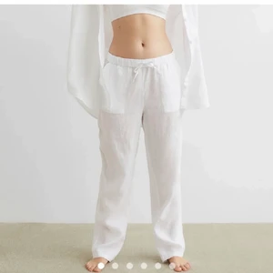 Linnebyxor från H&M home💕 - Helt oanvända vita linnebyxor från h&m home i storlek S💖 säljer dem för 250kr, hör av er vid frågor!