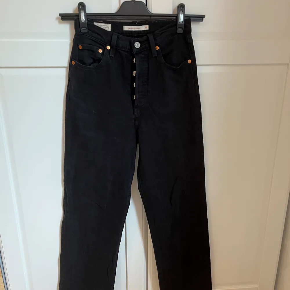 Svarta Levi’s jeans i fint skick. Knappgylf. . Jeans & Byxor.