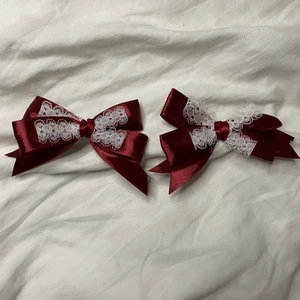 Handgjorda hårrosetter  - Handgjorda hårrosetter i satin och spets! rosetterna kommer i par och fästs i håret med spännena på baksidan. DMa för betala med swish och billigare frakt 📦 