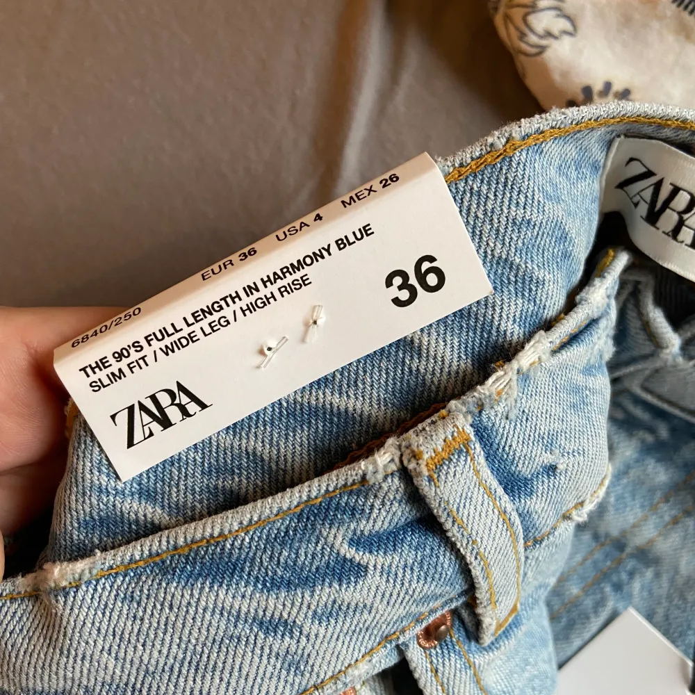 Vida full length jeans med hål från Zara. Lappar kvar. Långa på mig som är 172 cm lång. Frakt ingår i priset. Jeans & Byxor.