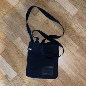 Svart Calvin Klein väska  - Säljer en väska för att jag inte använder de längre den är ganska bra skick sliten på båten men annars är den bra 