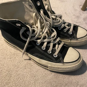 Converse Chuck 70s - Säljer nu mina fina Converse Chuck 70s🙌🏼💗 köpta för ca 1 år sedan och är sparsamt använda. Storlek 40💗  köpta för ca 900kr och jag säljer för 475😻OBS! Tryck inte på köp direkt!