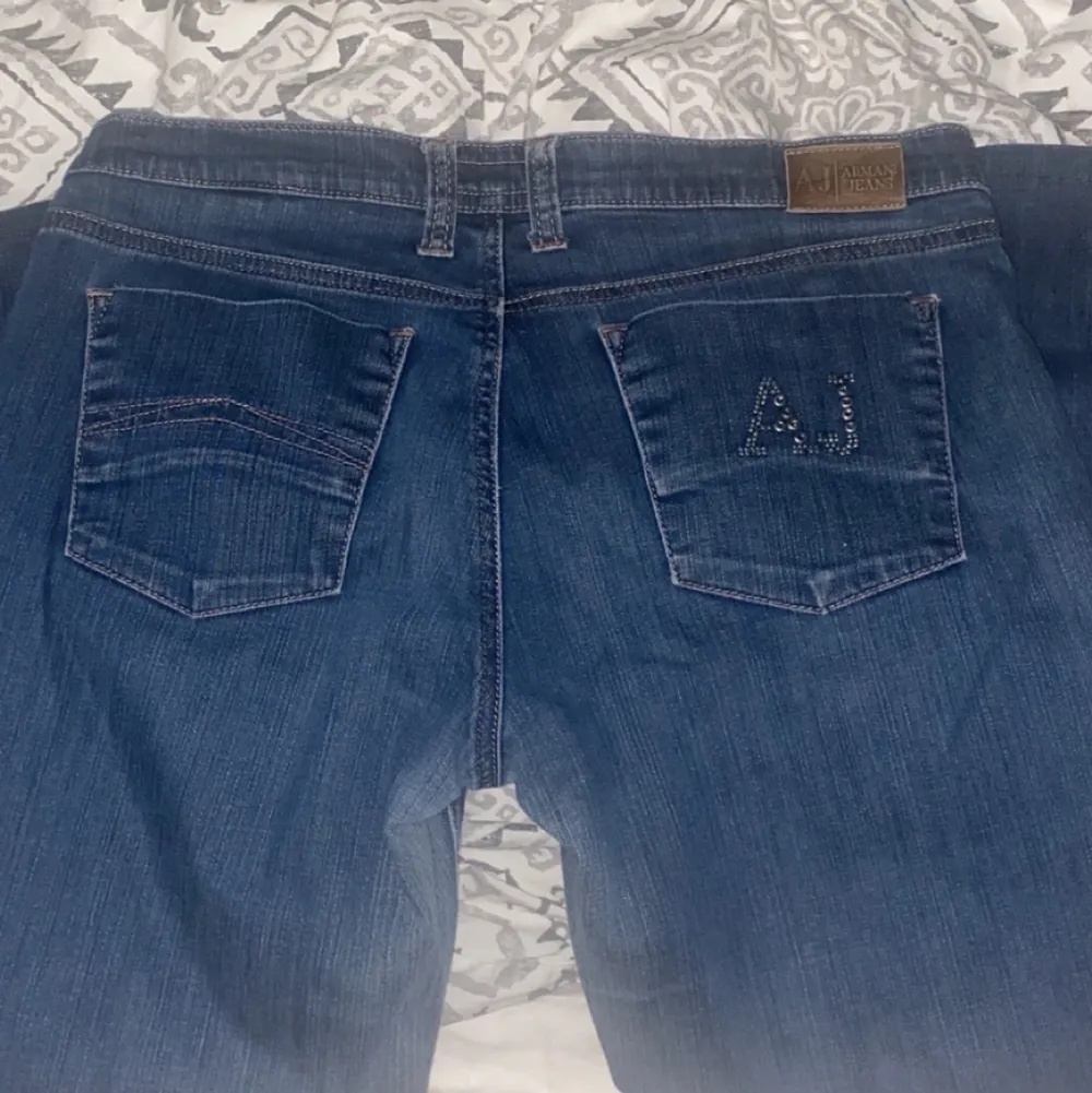 Armani jeans köpta second hand, säljer då de tyvärr inte kommer så mkt till användning längre💞 storlek 33. Jeans & Byxor.