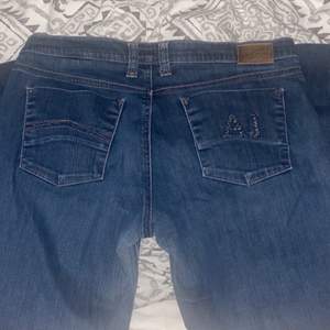 Armani jeans köpta second hand, säljer då de tyvärr inte kommer så mkt till användning längre💞 storlek 33